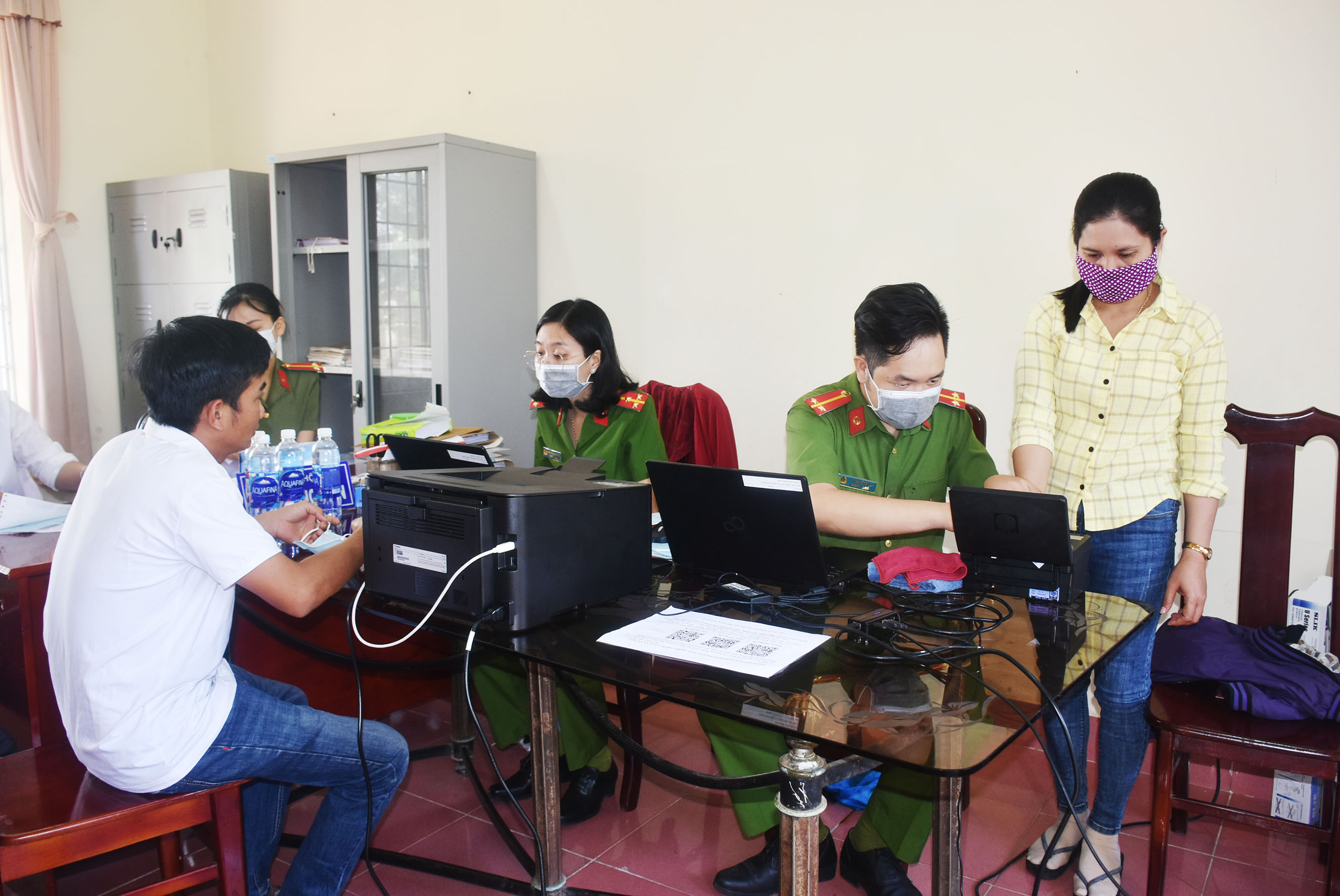 Công an huyện Đất Đỏ làm CCCD gắn chíp lưu động cho người dân tại xã Phước Long Thọ, huyện Đất Đỏ.