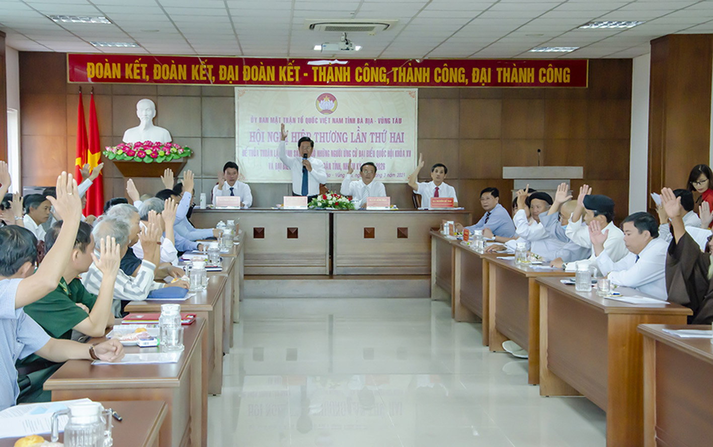 Các đại biểu biểu quyết thông qua danh sách người được giới thiệu ứng cử ĐBQH khóa XV.