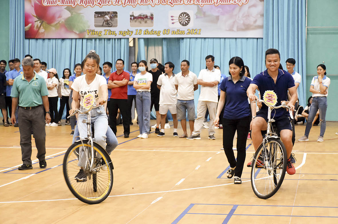 Các VĐV thi đấu môn đưa nàng về dinh (đua xe đạp chậm).