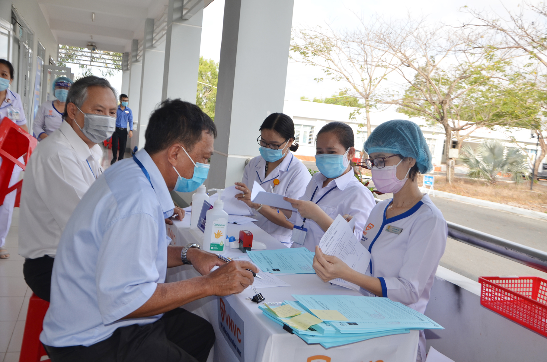 Sau khi theo dõi 30 phút, người tiêm không gặp vấn đề về sức khỏe có thể ra về, tiếp tục tự theo dõi tại nhà trong 7 ngày.