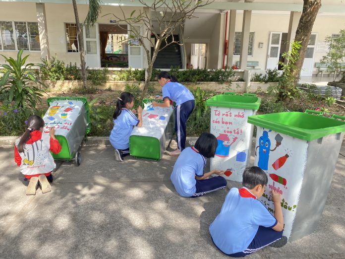 Học sinh trường TH Cao Văn Ngọc (xã An Ngãi, huyện Long Điền) trang trí thùng rác.
