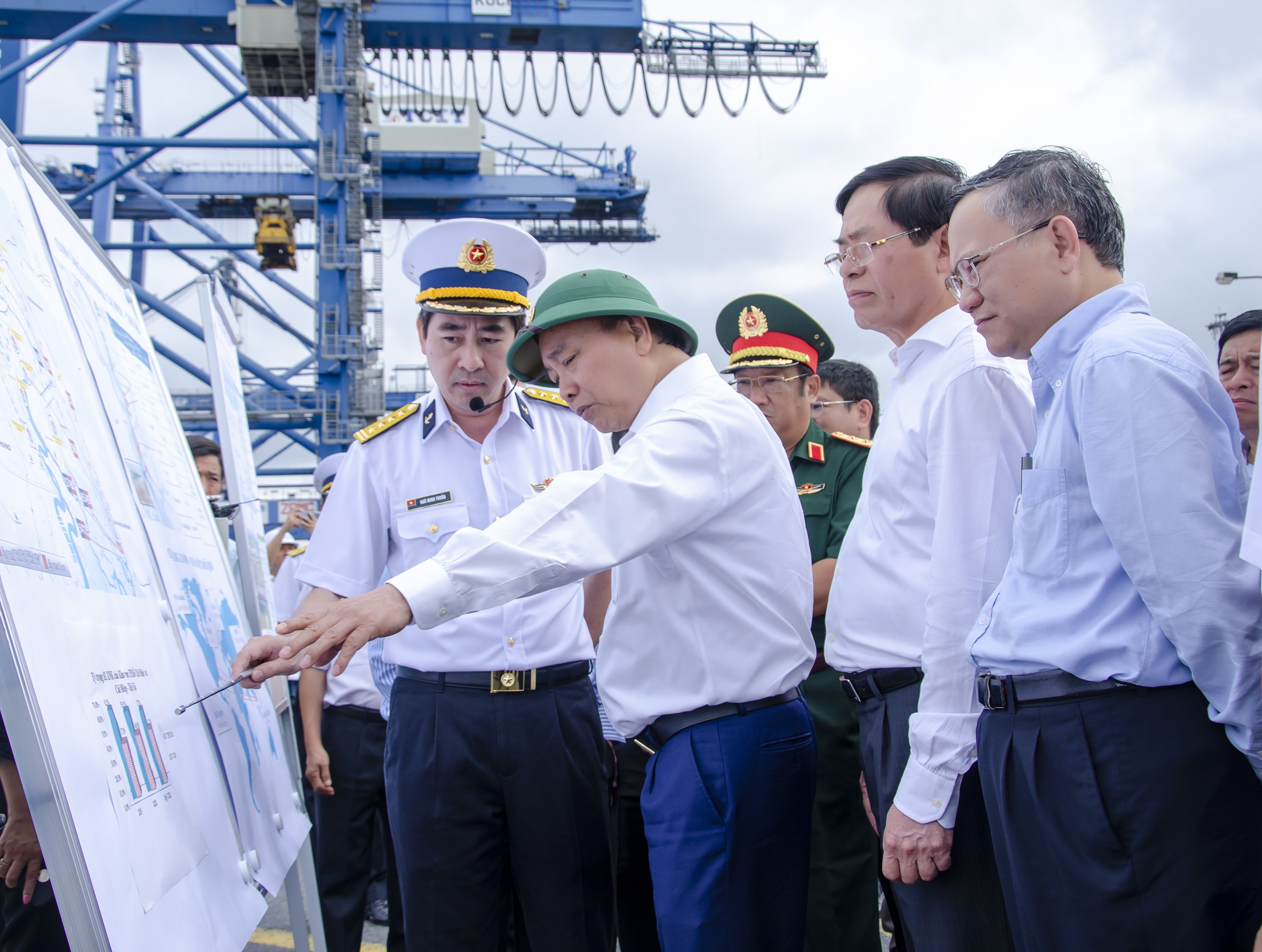 Đại diện Tân Cảng Cái Mép TICT trình bày sơ đồ quy hoạch hệ thống cảng TCIT với Thủ tướng Chính phủ Nguyễn Xuân Phúc.