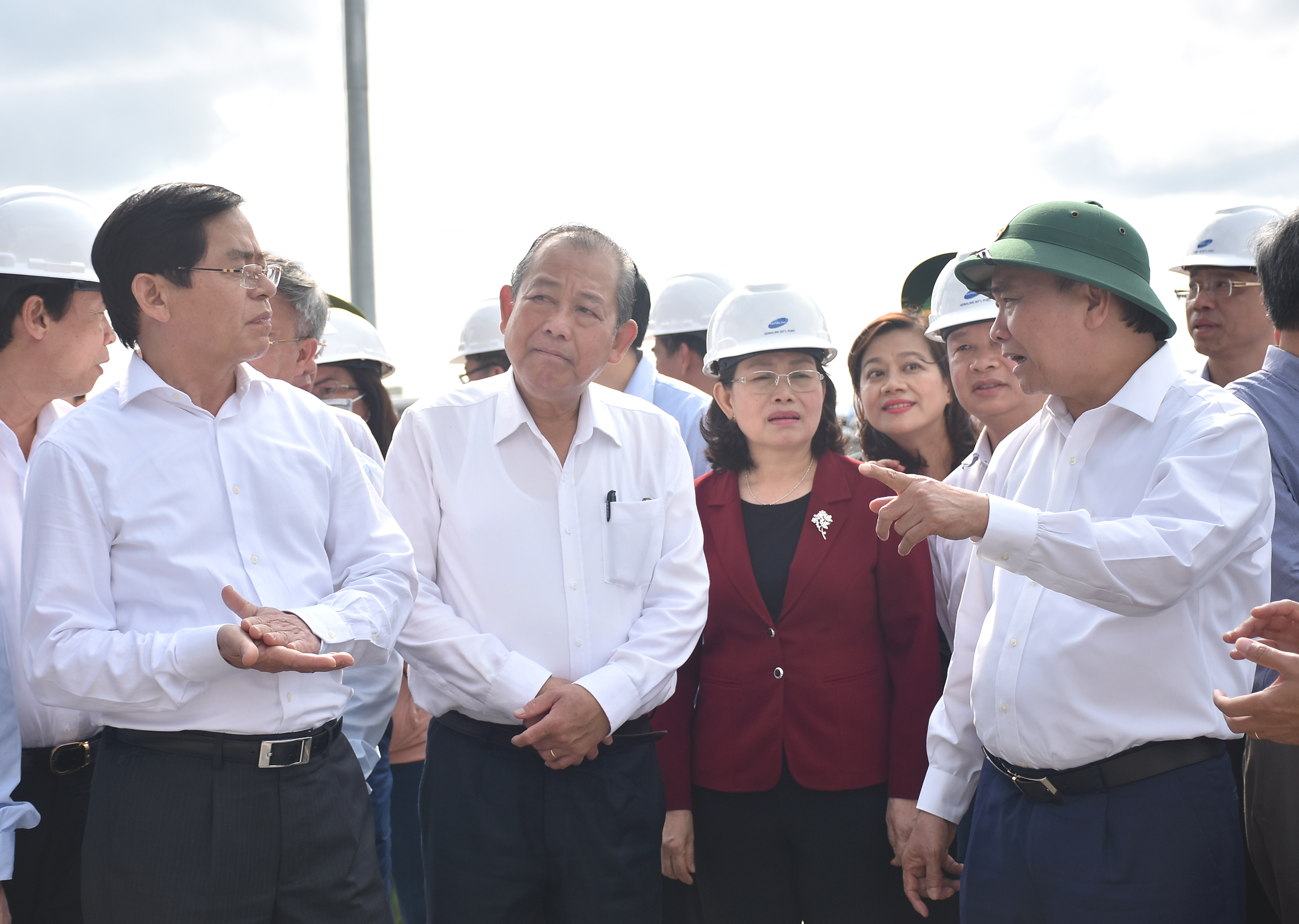 Thủ tướng Chính phủ Nguyễn Xuân Phúc trao đổi với Phó Thủ tướng Thường trực Trương Hòa Bình và lãnh đạo tỉnh BR-VT về những tiềm năng lợi thế của cụm cảng Cái Mép - Thị Vải.
