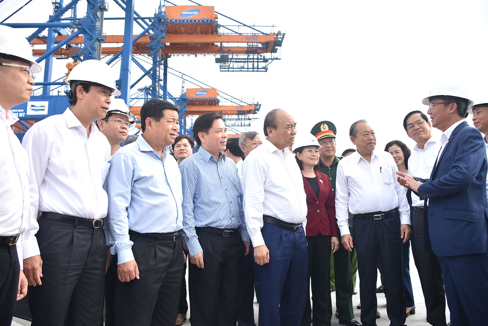 Lãnh đạo cảng Gemalink (bìa phải) báo cáo với Thủ tướng Chính phủ Nguyễn Xuân Phúc về quy mộ của cảng.