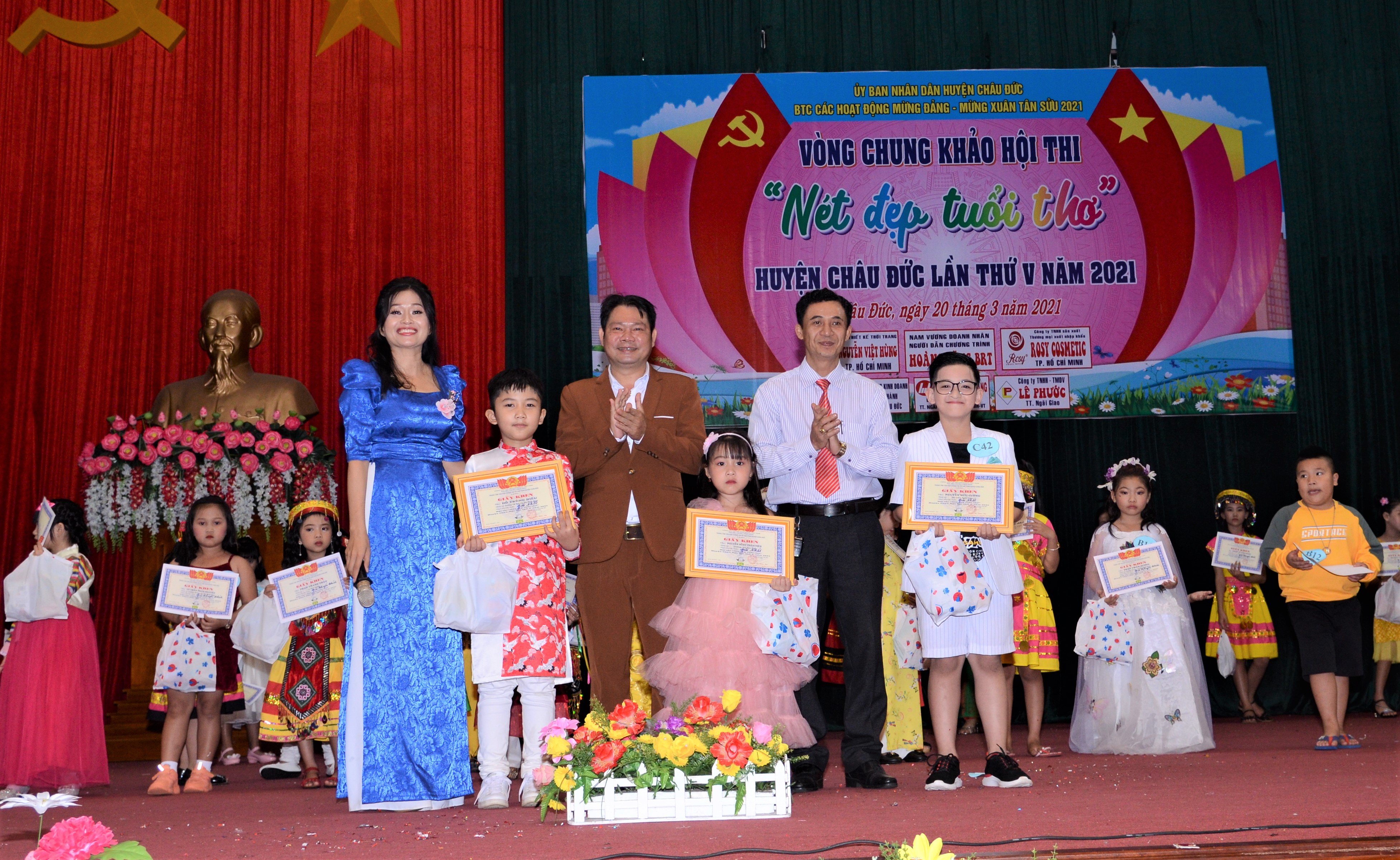 Ban Tổ chức trao giải cho thí sinh.