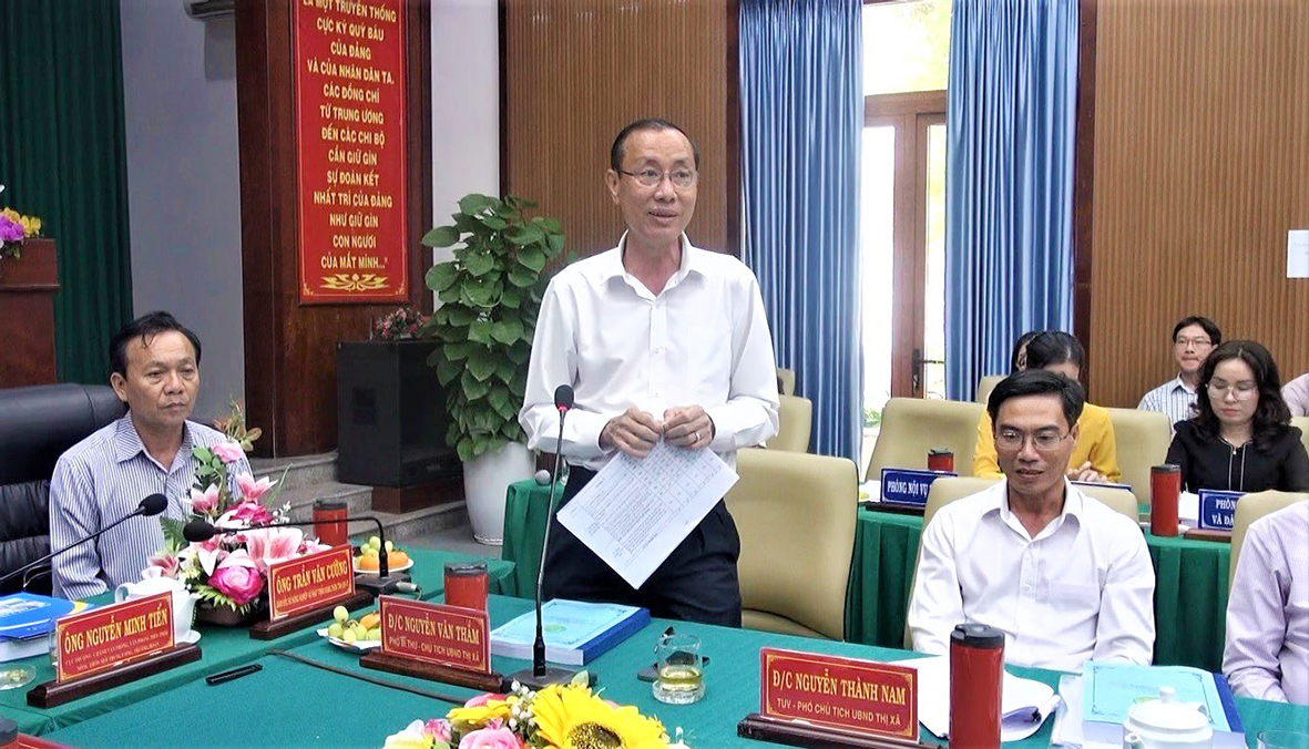 Ông Nguyễn Văn Thắm, Chủ tịch UBND TX. Phú Mỹ phát biểu tiếp thu các ý kiến đóng góp của các thành viên Đoàn Công tác.