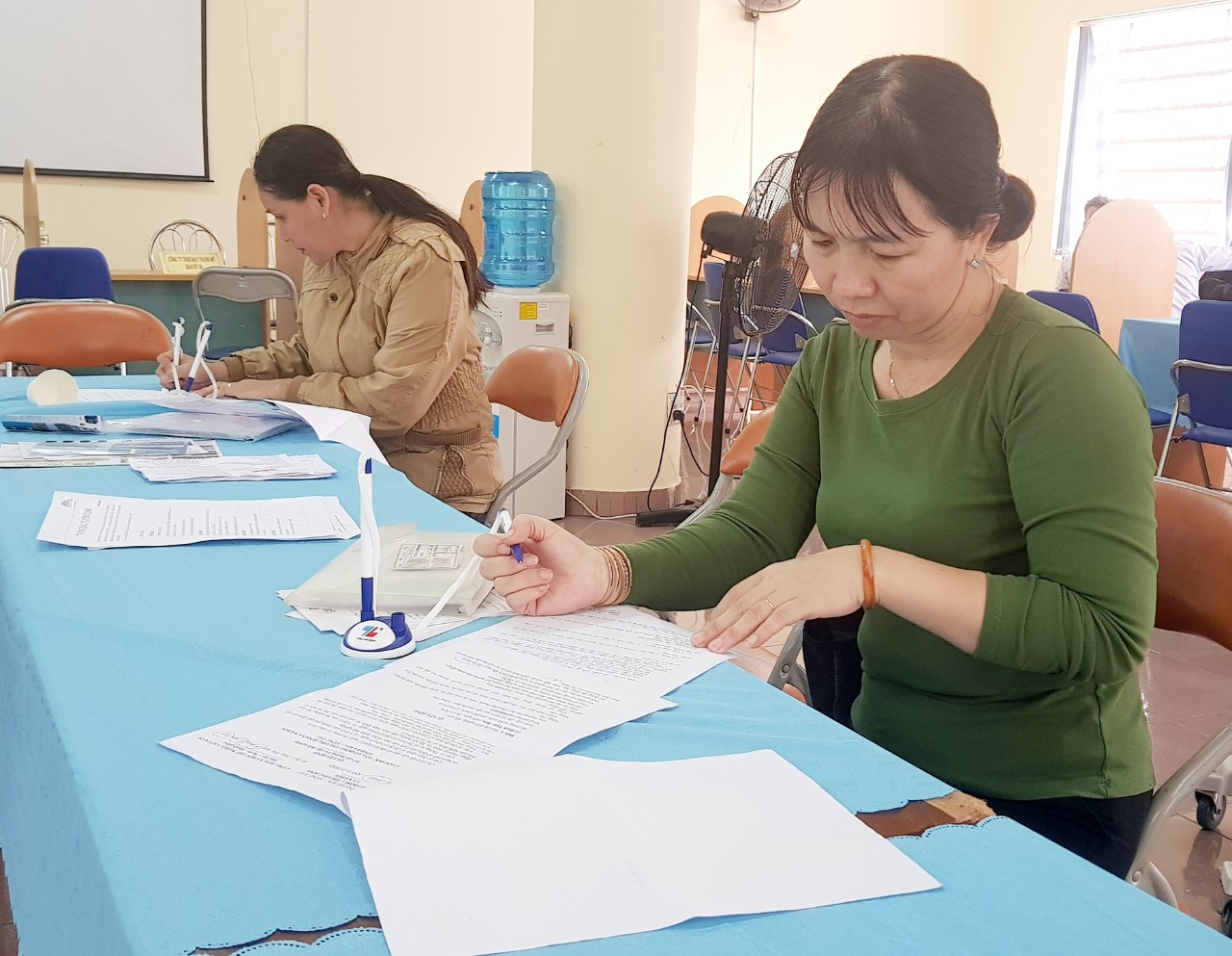 Lao động trung niên, nhất lao động nữ rất khó tìm việc làm mới.  Trong ảnh: Lao động kê khai thông tin đăng ký tìm việc làm tại Trung tâm Dịch vụ việc làm tỉnh.