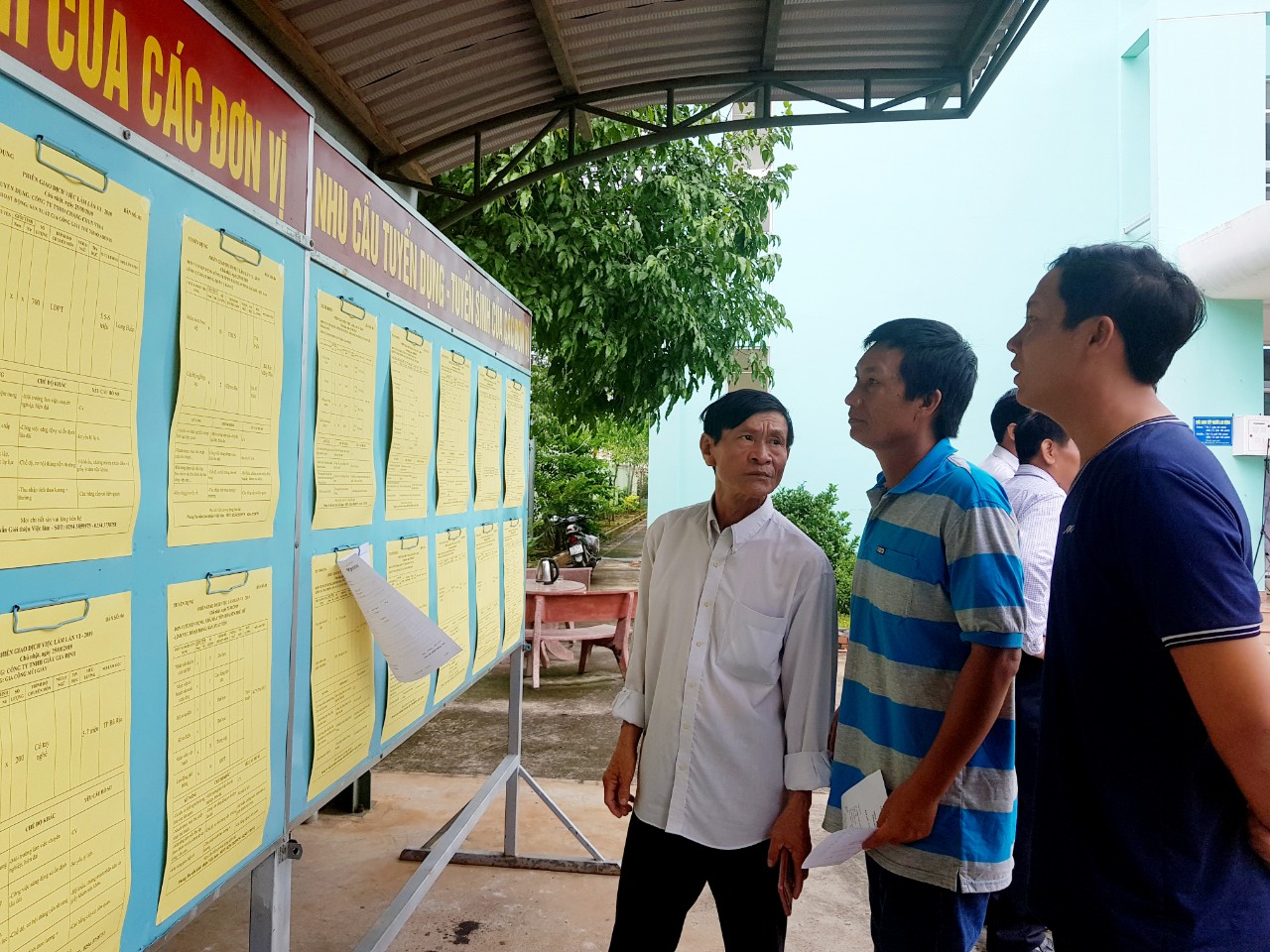 Lao động tìm kiếm thông tin việc làm tại phiên giao dịch việc làm năm 2020.