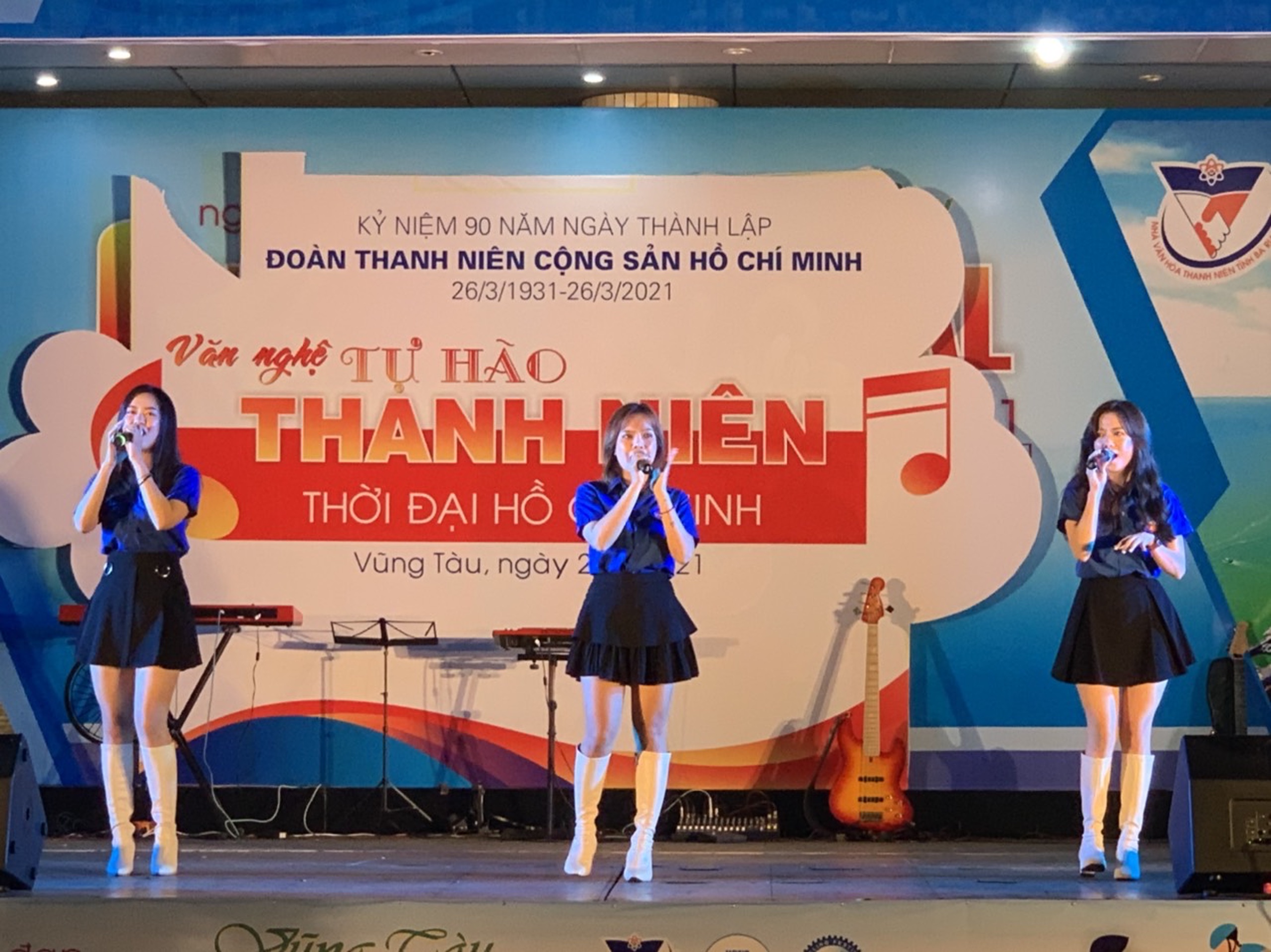 Tiết mục “Những Trái tim Việt Nam” do nhóm nhác Hera trình diễn.