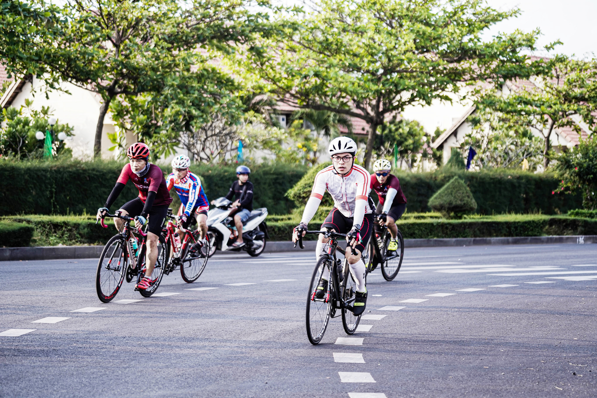 Các cua rơ không chuyên đạp xe qua các cung đường của BR-VT trong Ngày hội xe đạp năm 2021.