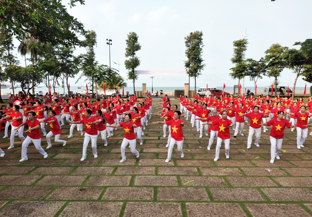Các VĐV tham dự nội dung thi các bài tập dưỡng sinh.