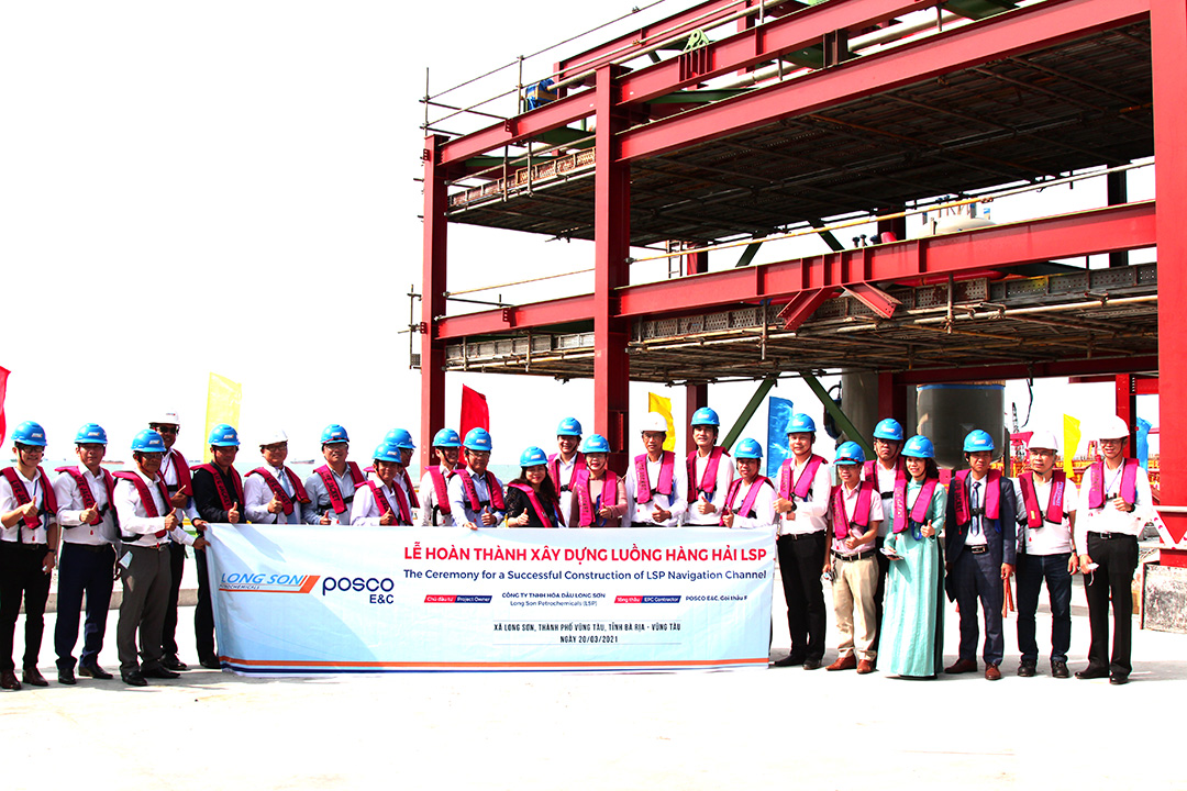 Các đại biểu tham dự lễ hoàn thành xây dựng  luồng hàng hải Petrochemicals. 