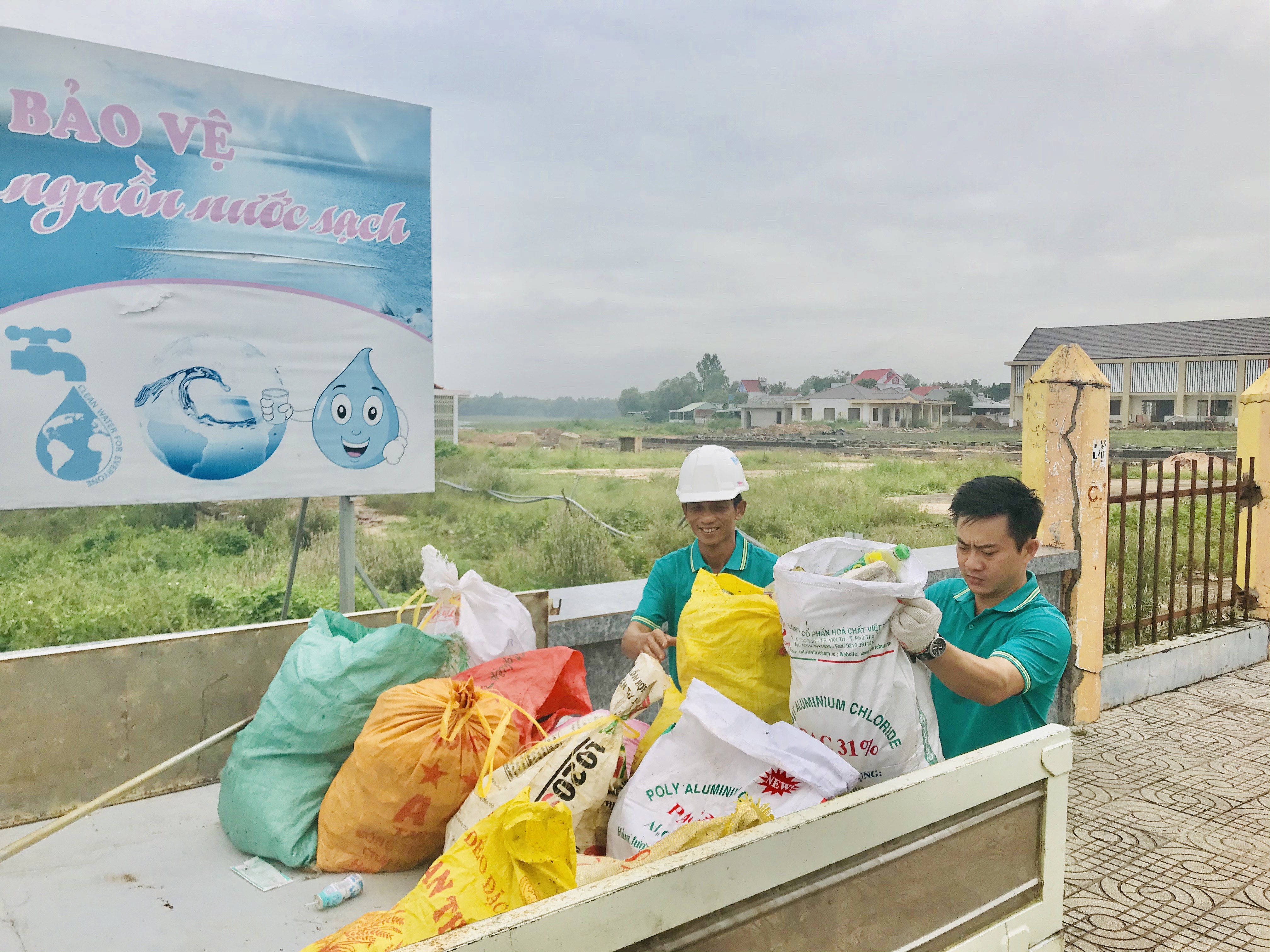 Công nhân Chi nhánh Cấp nước Xuyên Mộc (Công ty CP cấp nước BR-VT) thu gom rác từ hồ Xuyên Mộc