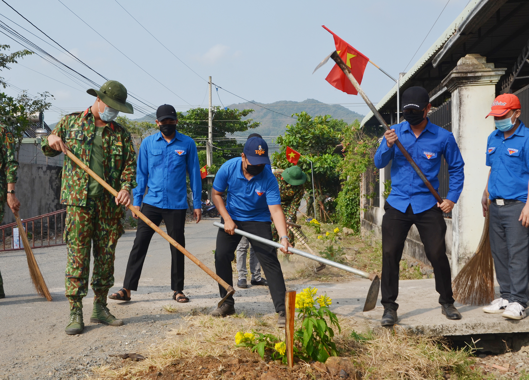 ĐVTN Bộ Chỉ huy  Quân sự tỉnh và  thanh niên TX.Phú Mỹ dọn dẹp “Tuyến đường thanh niên kiểu mẫu” xã Châu Pha,  TX.Phú Mỹ.