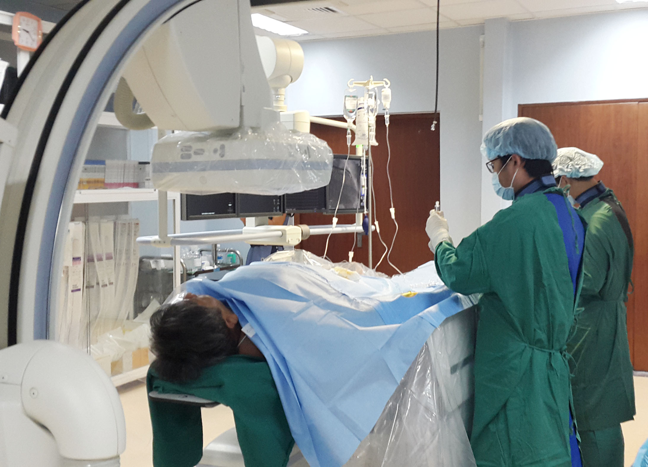 Ăn mặn làm tăng nguy cơ mắc bệnh tim mạch. Trong ảnh: Một ca phẫu thuật đặt stent động mạch vành bệnh nhân tại Bệnh viện Bà Rịa. Ảnh: MINH THIÊN