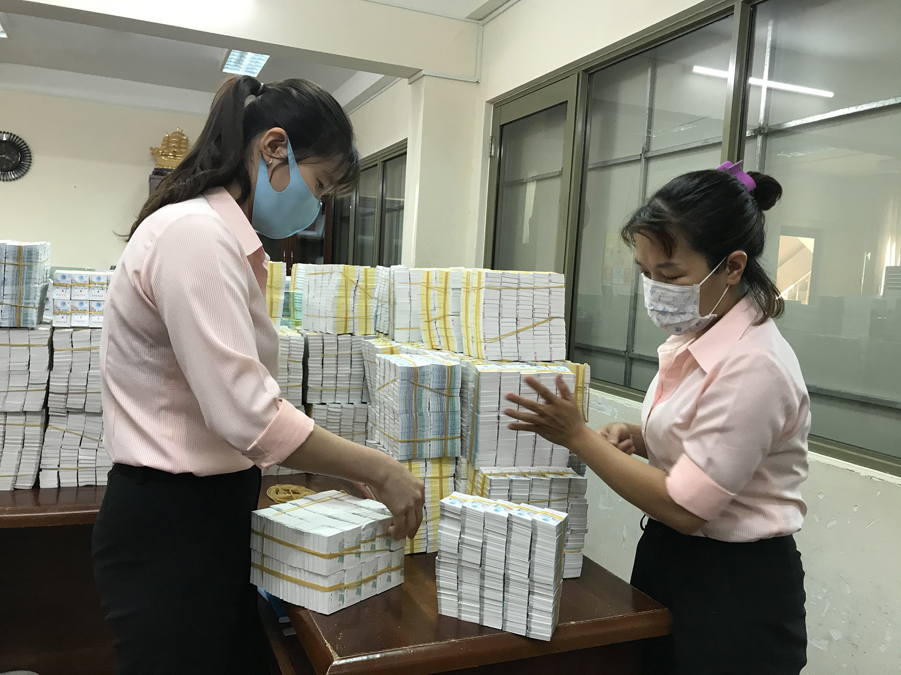 Nhân viên Công ty TNHH MTV Xổ số kiến thiết tỉnh kiểm soát vé số. Ảnh: SONG THƯ