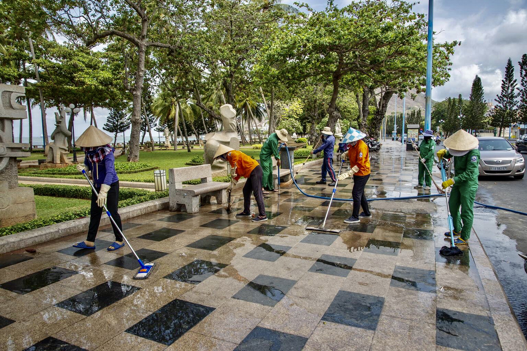 Công nhân Công ty Vesco vệ sinh vỉa hè đường Hạ Long , TP. Vũng Tàu. Ảnh: Quang Vũ