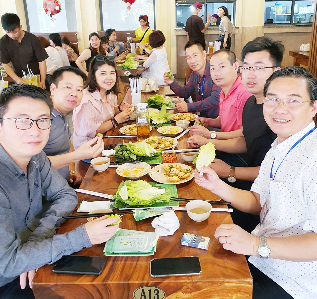 Các thành viên đoàn famtrip thưởng thức bánh khọt Cô Ba Vũng Tàu.