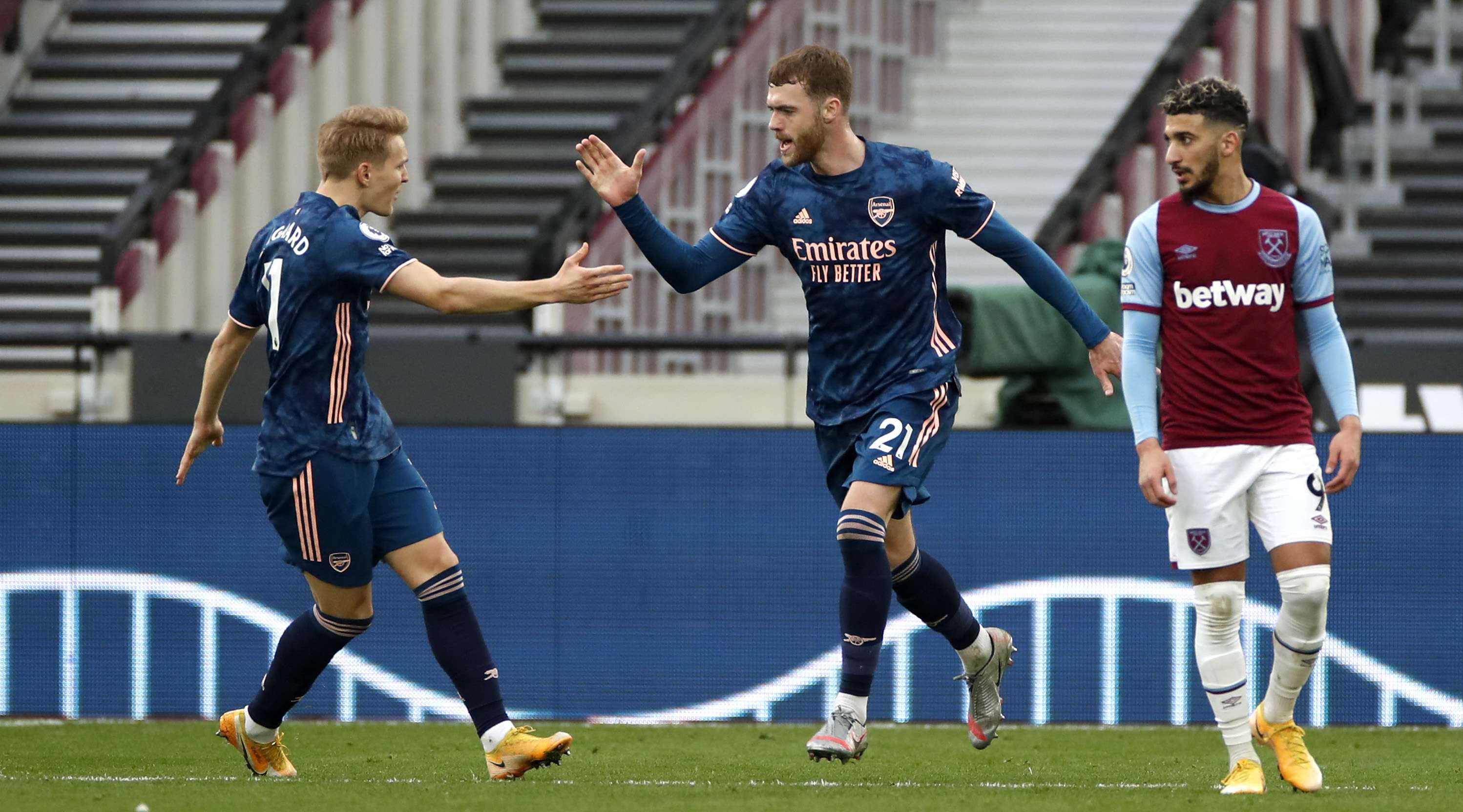 Odegaard (trái) đang thổi hồn vào lối chơi của Arsenal.