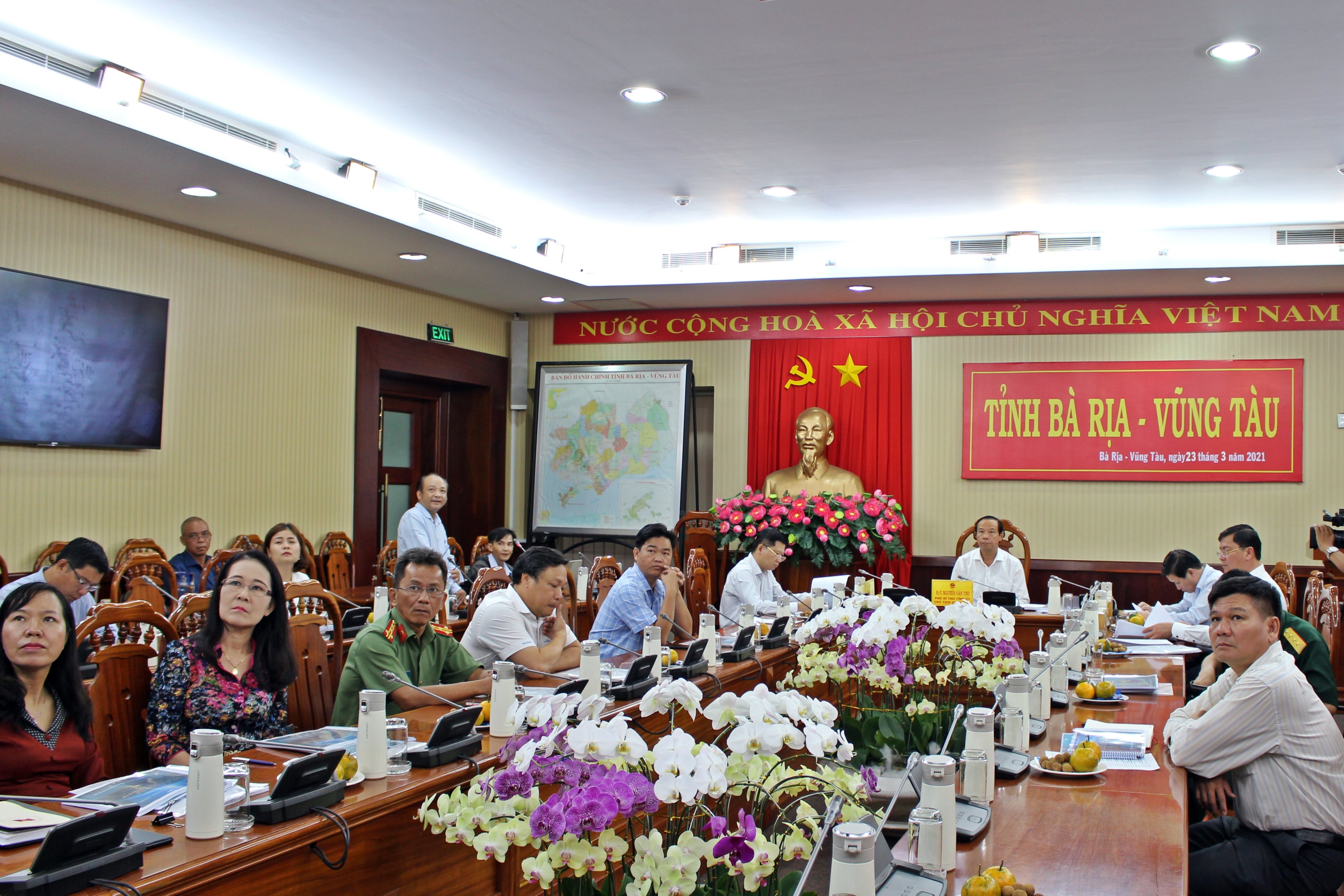 Ông Nguyễn Văn Thọ, Chủ tịch UBND tỉnh chủ trì cuộc họp nghe báo cáo kịch bản chương trình nghệ thuật kỷ niệm 30 năm thành lập tỉnh.