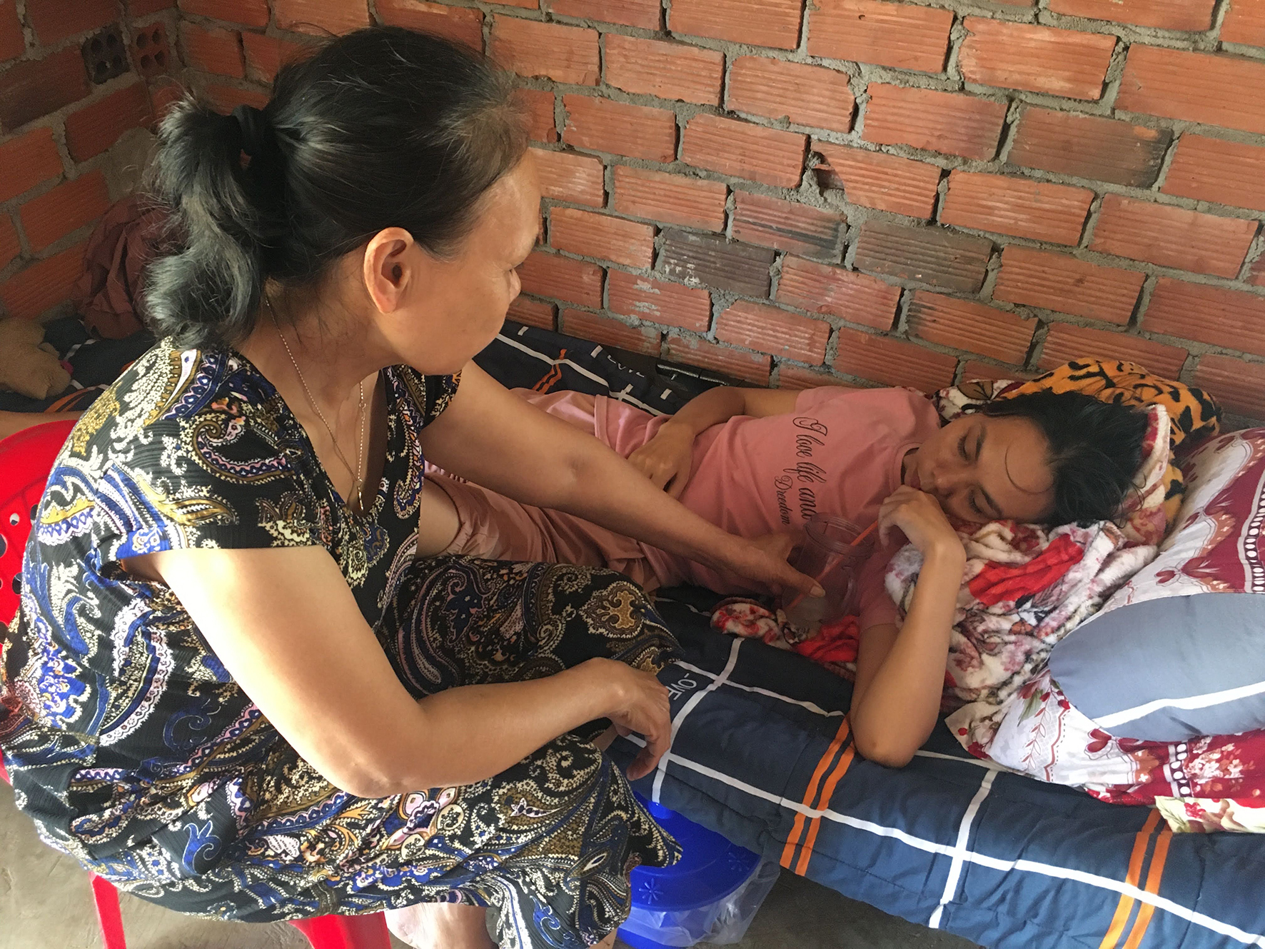 Từ ngày bệnh nặng, mọi sinh hoạt của chị Lượng đều phải nhờ mẹ là bà Sinh giúp đỡ.