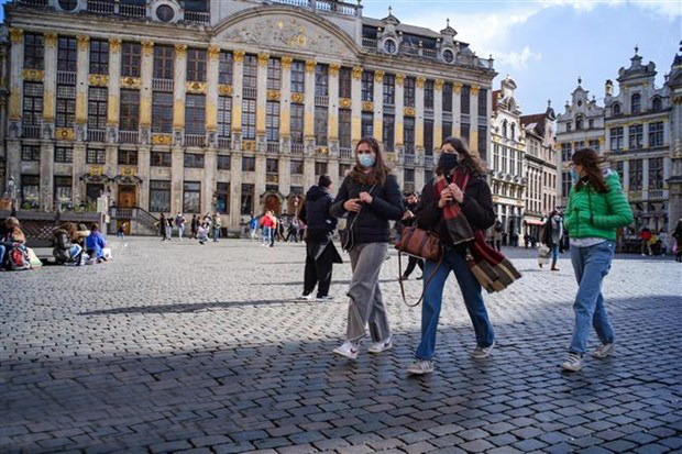 Người dân đeo khẩu trang phòng dịch COVID-19 khi lưu thông trên đường phố ở thủ đô Brussels (Bỉ) ngày 13/3/2021.