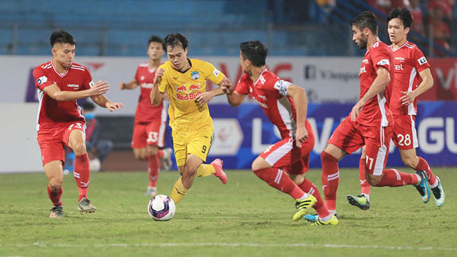 Văn Toàn vừa ghi bàn vừa kiến tạo để giúp HAGL lên đỉnh V-League sau 5 năm.