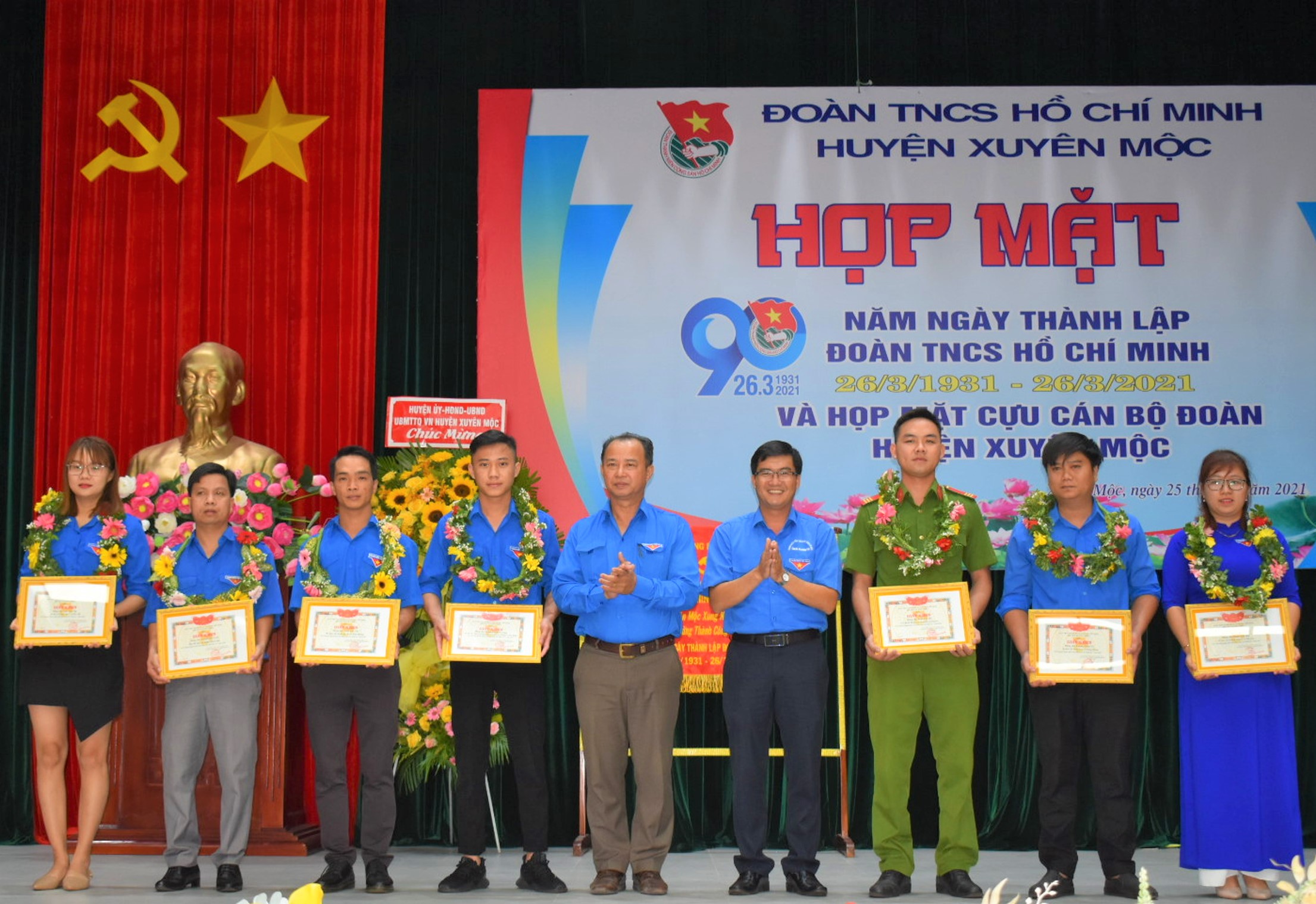 Anh Nguyễn Văn Tuân (thứ 4 từ phải qua), Phó Bí thư Tỉnh Đoàn và ông Huỳnh Kim Sơn, Phó Bí thư Thường trực Huyện ủy Xuyên Mộc tuyên dương gương “Thanh niên tiêu biểu trên các lĩnh vực”. Ảnh: PHI DŨNG