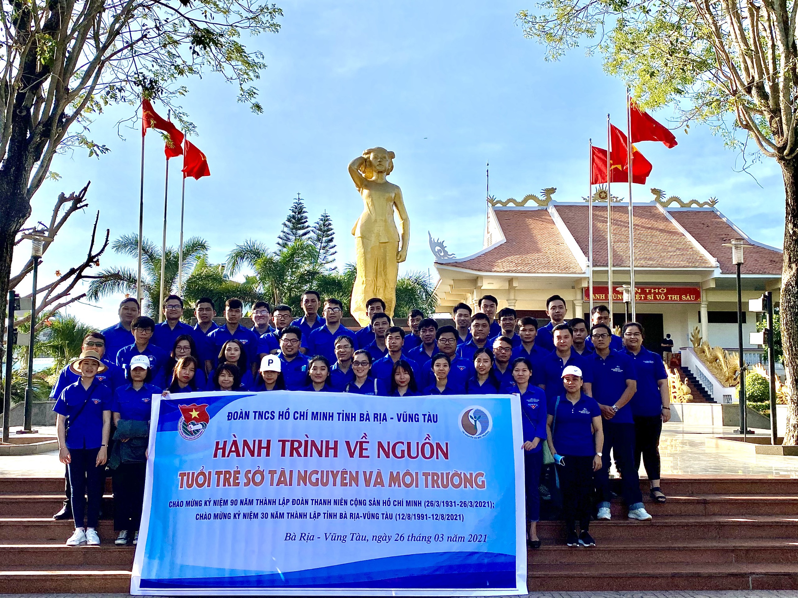 ĐVTN chụp hình lưu niệm khi đến dâng hương tại Đền thờ Nữ Anh hùng liệt sĩ Võ Thị Sáu.