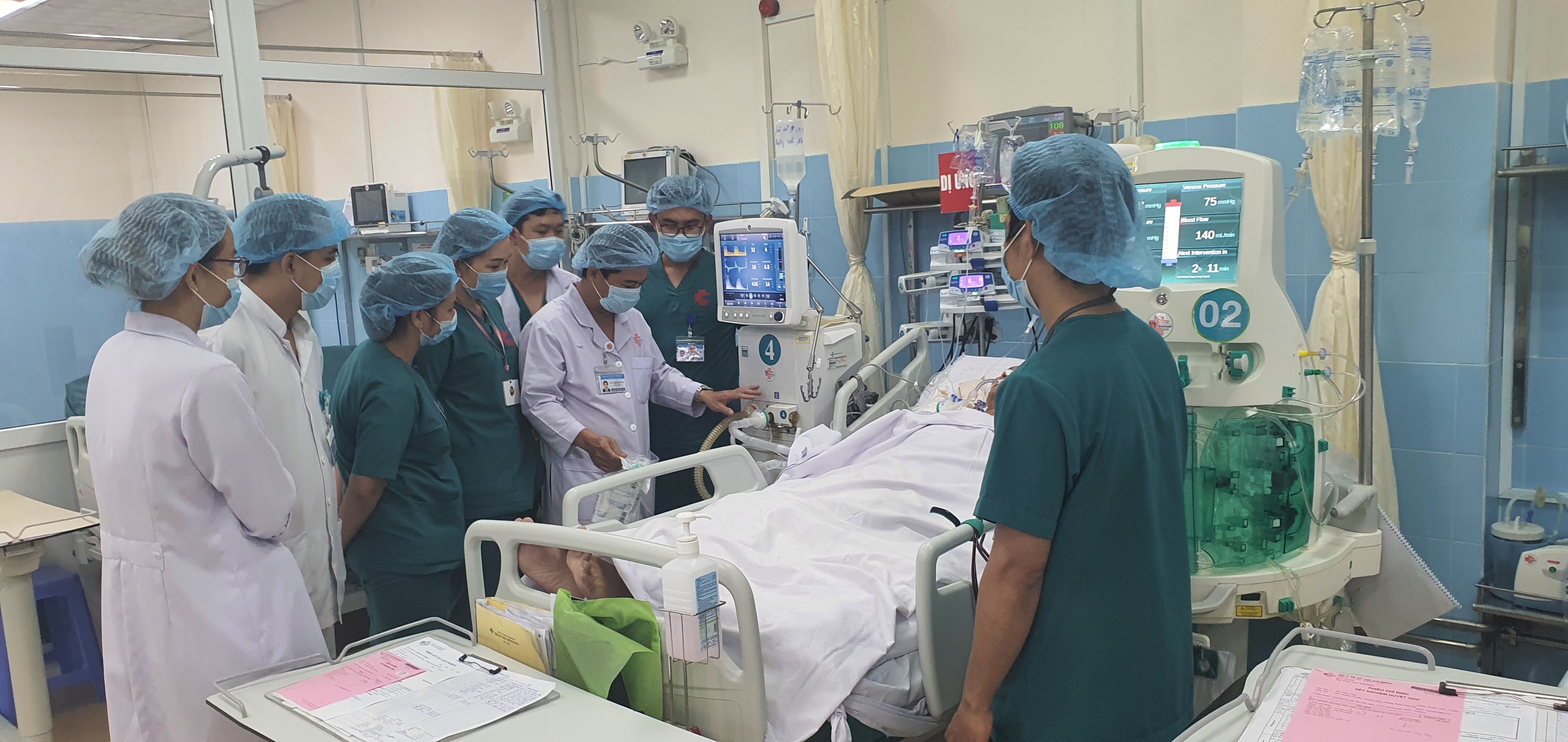 Người bệnh đang được các bác sĩ khoa Hồi sức tích cực và Chống độc chăm sóc.