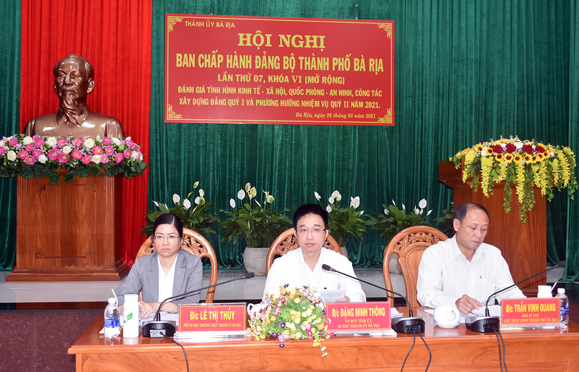 Ông Đặng Minh Thông, Ủy viên Ban Thường vụ Tỉnh ủy, Bí thư Thành ủy Bà Rịa và các Phó Bí thư Bí thư Thành ủy Bà Rịa, chủ trì Hội nghị.
