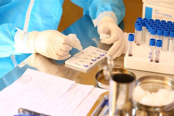 Xét nghiệm sàng lọc bệnh nhân COVID-19. Ảnh: TTXVN