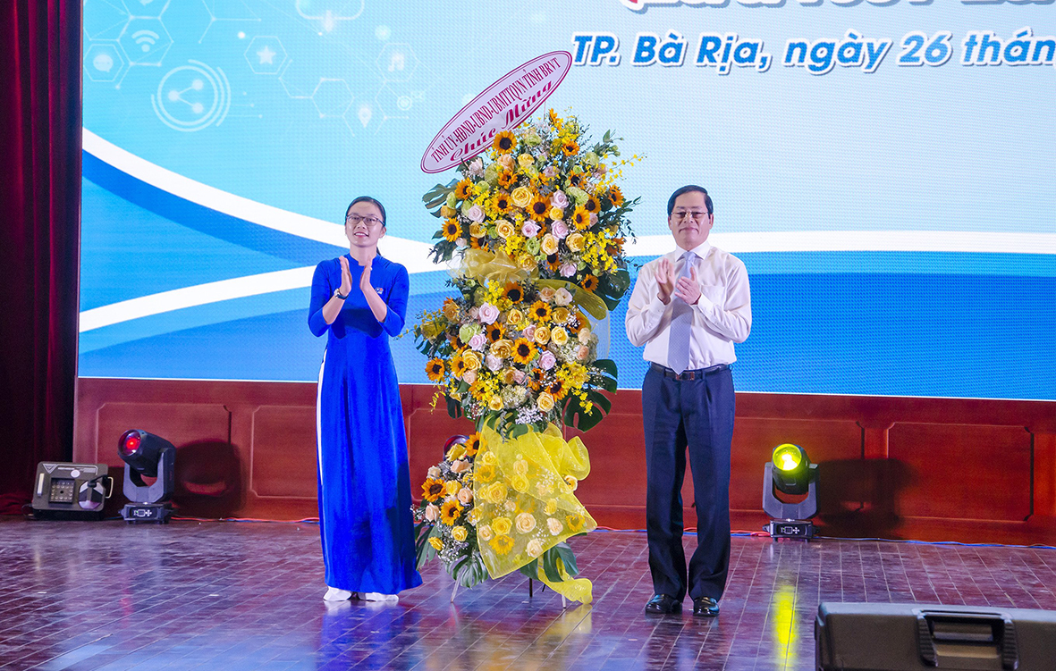 Ông Phạm Viết Thanh, Ủy viên Trung ương Đảng, Bí thư Tỉnh ủy tặng hoa chúc mừng Đoàn TNCS Hồ Chí Minh tỉnh BR-VT nhân Kỷ niệm 90 năm Ngày thành lập Đoàn.