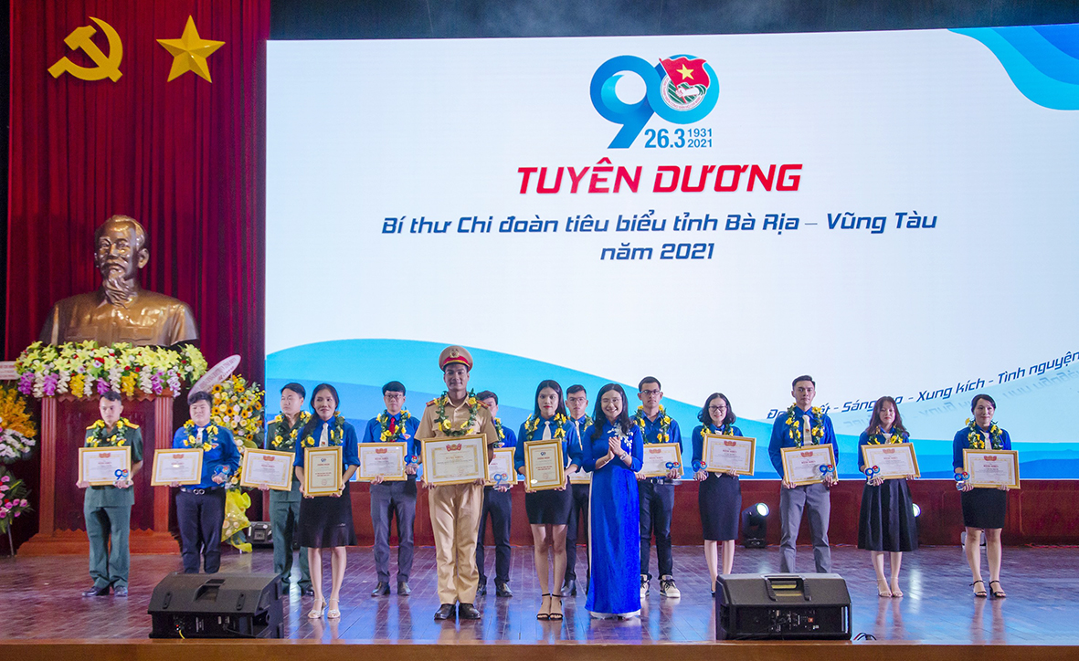Bà Nguyễn Phạm Duy Trang, Trưởng Ban Công tác Thiếu nhi Trung ương Đoàn, Phó chủ tịch Thường trực Hội đồng Đội Trung ương tuyên dương các Bí thư Chi đoàn tiêu biểu tỉnh BR-VT năm 2021.