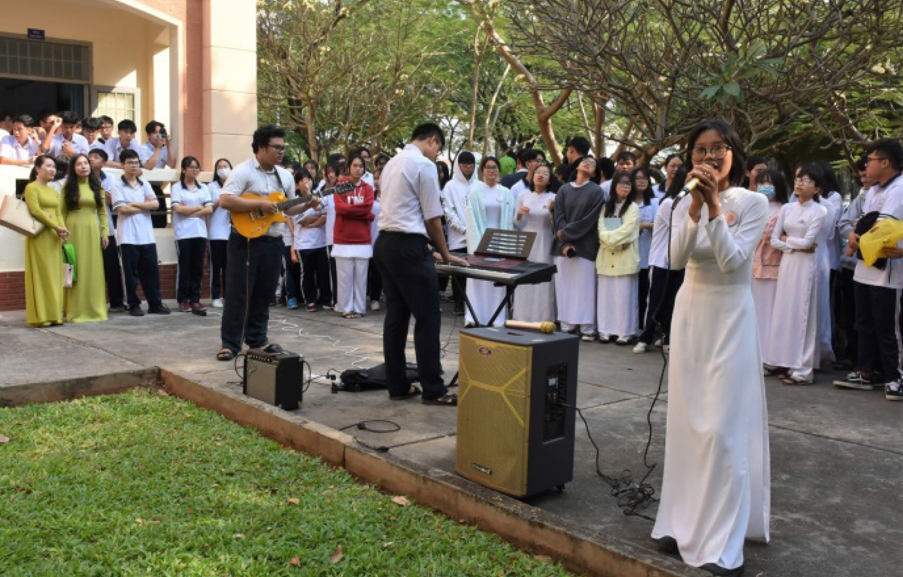 Khán giả hào hứng nhảy theo điệu nhạc cùng Acoustic VT3 trong đêm trại 26/3.  Ảnh: Lâm Kim Ngọc, 12A12 THPT Vũng Tàu