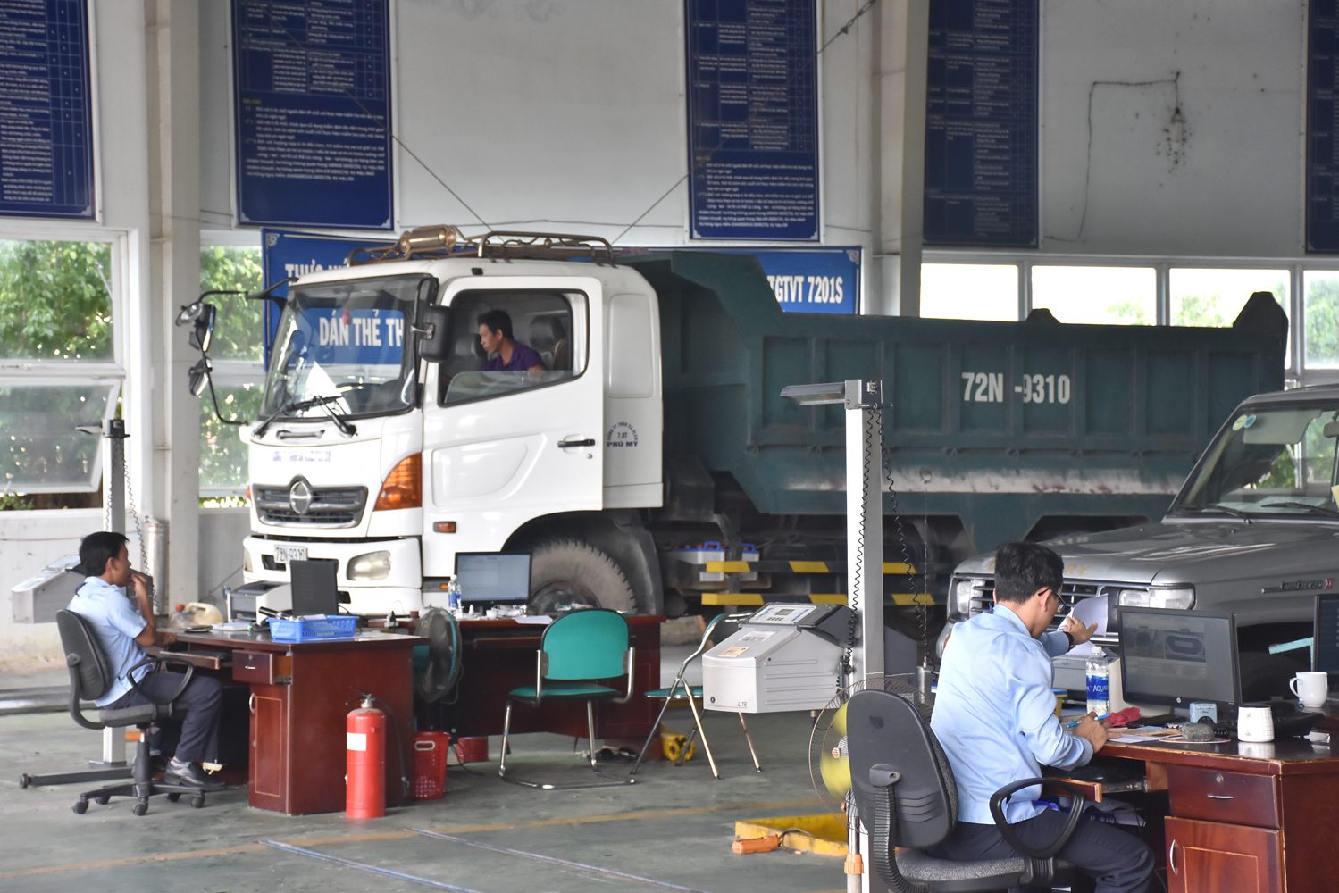Các xe khi đến kiểm định trong lần kiểm định tiếp theo gần nhất sẽ được các trung tâm đăng kiểm cập nhật, bổ sung hồ sơ, chụp và lưu trữ hình ảnh biển số mới của xe.  Trong ảnh: Ô tô kiểm định tại Trung tâm Đăng kiểm phương tiện giao thông vận tải tỉnh.