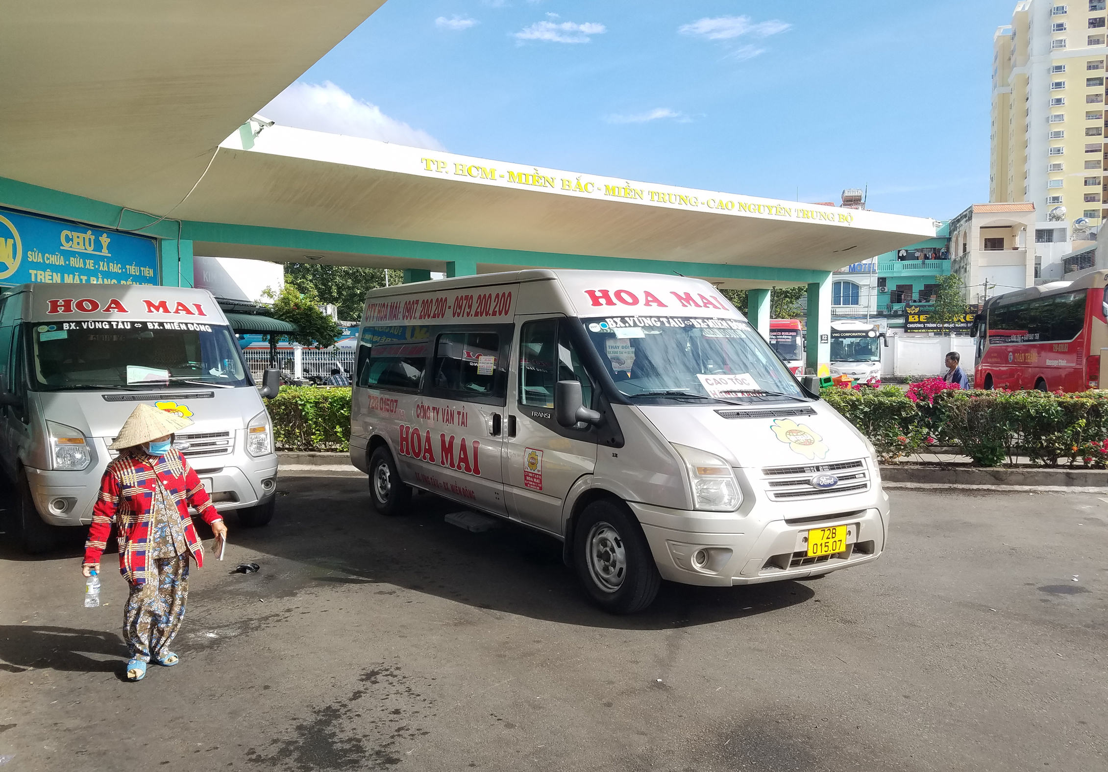 Việc xe ô tô kinh doanh vận tải đổi biển số sang màu vàng không ảnh hưởng đến thời hạn của giấy chứng nhận.  Trong ảnh: Xe ô tô khách của hãng xe Hoa Mai đã chuyển qua bảng số vàng.