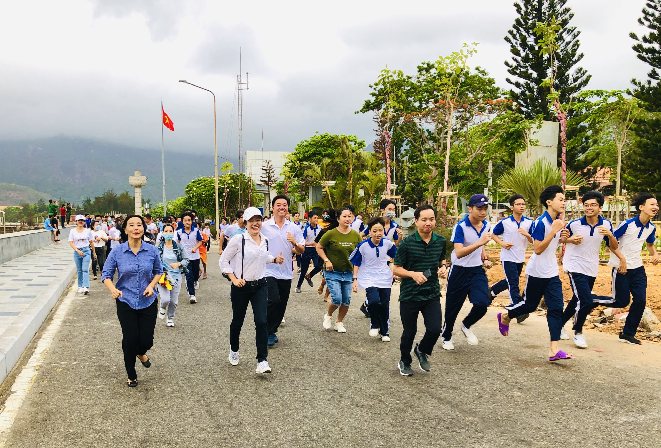 Cán bộ, chiến sĩ và người dân huyện Côn Đảo tham gia chạy sau Lễ phát động. 