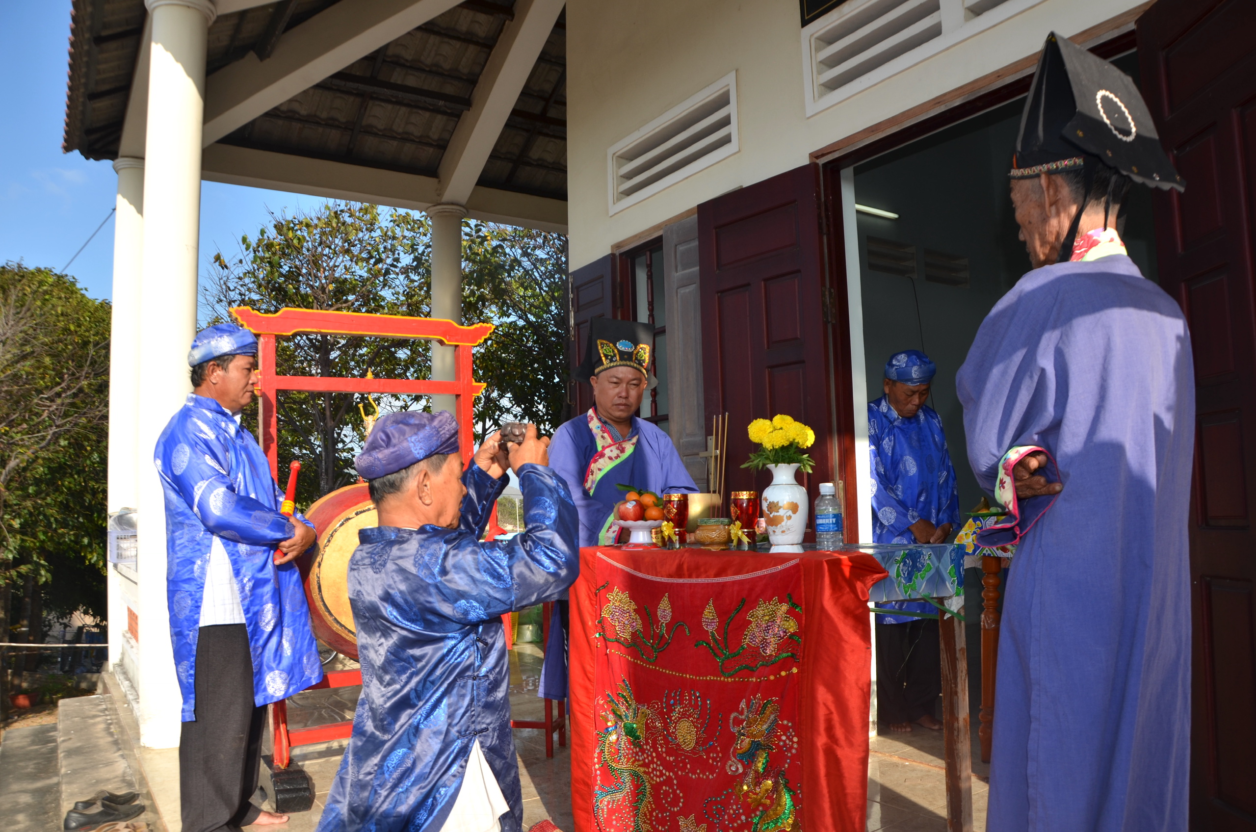 Ban Tế tự “Dinh Ông Nam Hải” (TT. Phước Hải, huyện Đất Đỏ) thực hiện nghi thức cúng giỗ mộ Tiền Hiền - Hậu Hiền. 