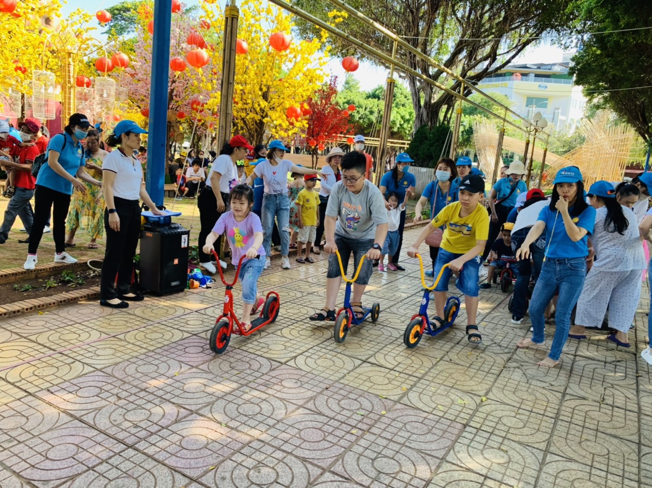HS của Trung tâm Hỗ trợ phát triển giáo dục hòa nhập Phước An tham gia trò chạy xe đạp tại buổi dã ngoại.