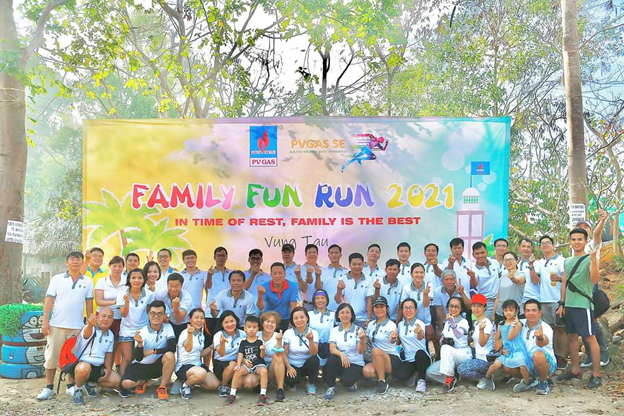 CBCNV và các thành viên gia đình thuộc KĐN chụp hình lưu niệm. 