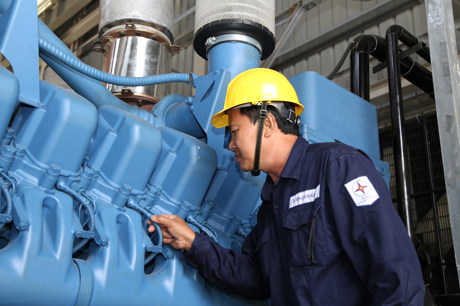 Công nhân Điện lực Côn Đảo kiểm tra máy phát điện diezel Côn Đảo.