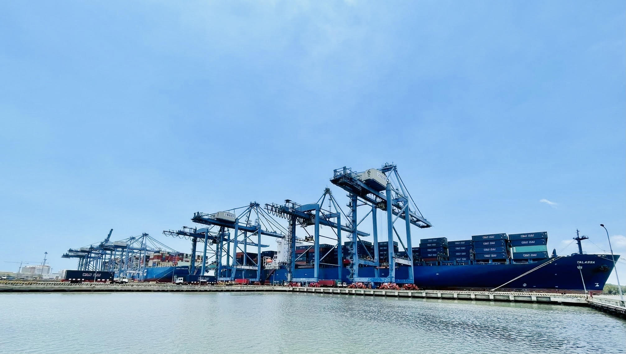 Tàu TALASSA thuộc tuyến dịch vụ AA3 cập cảng TCIT ngày 27/3.