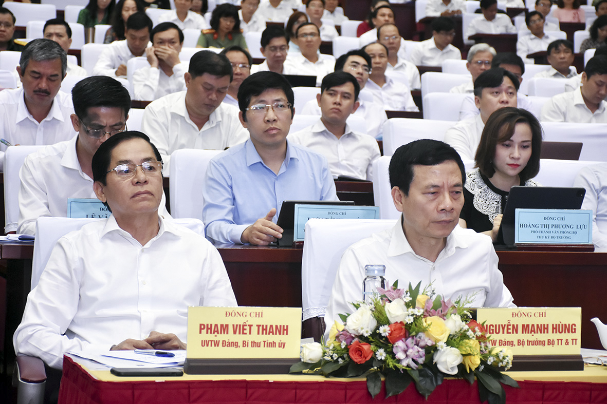 Ông Nguyễn Mạnh Hùng, Ủy viên Trung ương Đảng, Bộ Trưởng Bộ TT-TT; ông Phạm Viết Thanh, Ủy viên Trung ương Đảng, Bí thư Tỉnh ủy tham dự Hội nghị.