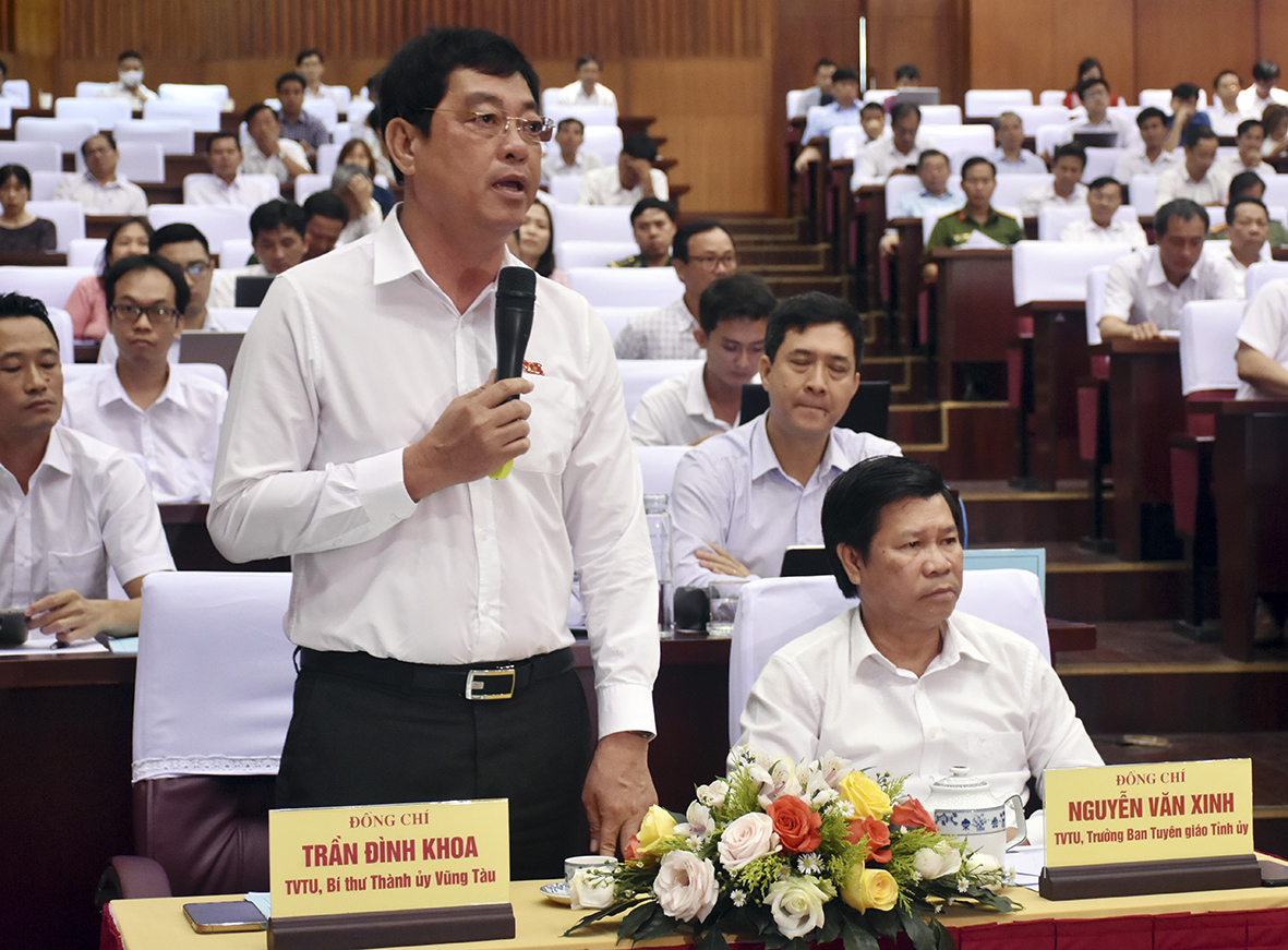 Ông Trần Đình Khoa, Ủy viên Ban Thường vụ Tỉnh ủy, Bí thư Thành ủy Vũng Tàu phát biểu thảo luận tại Hội nghị.