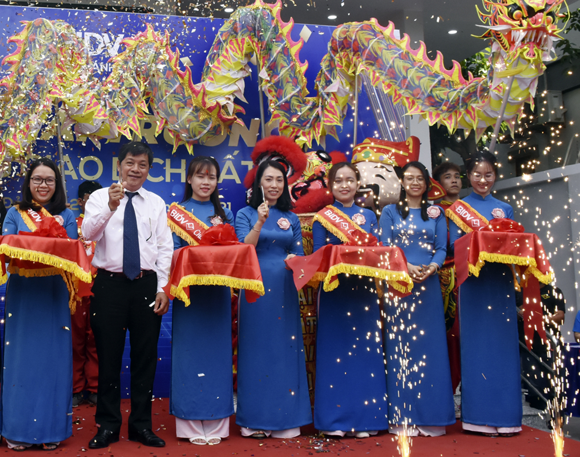 Ông Nguyễn Lợi, Giám đốc NHNN Việt Nam Chi nhánh BR-VT và các đại biểu cắt băng khai trương Phòng giao dịch Đất Đỏ.