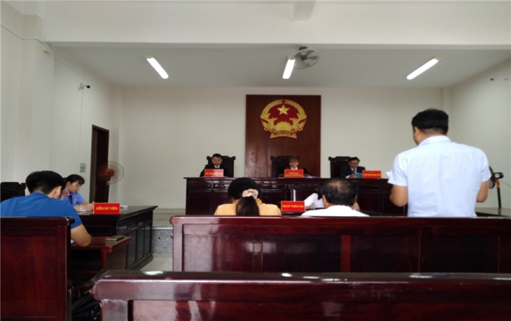 Thẩm phán cần nghiên cứu kỹ hồ sơ, nội dung vụ án để tránh sai sót khi xử án. Trong ảnh: Một phiên tòa xét xử dân sự sơ thẩm ở TAND TP. Vũng Tàu.