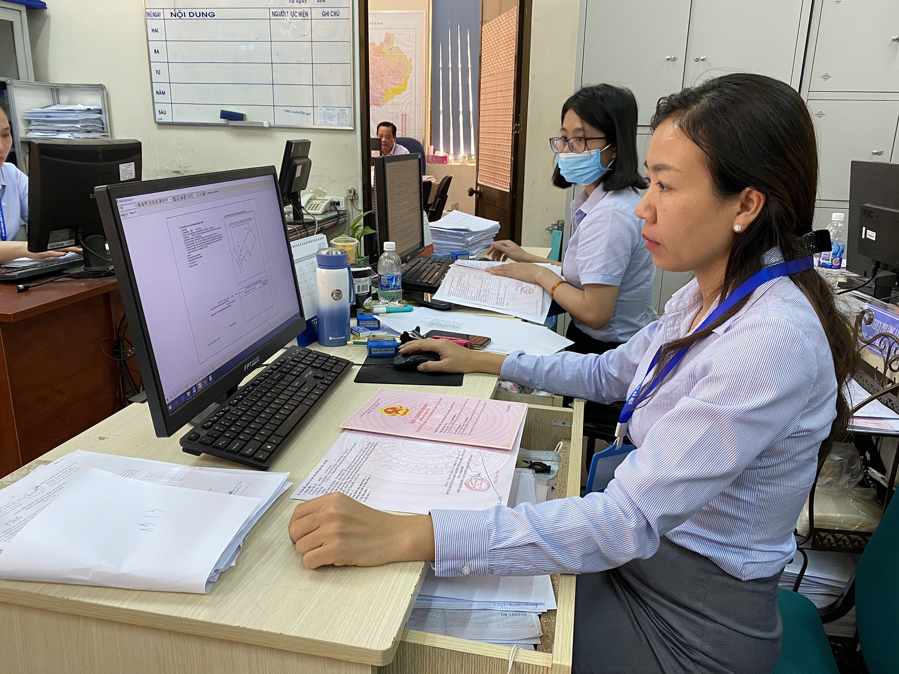 Chi nhánh Văn phòng Đăng ký đất đai TP. Bà Rịa đã sẵn sàng hạ tầng để cấp giấy chứng nhận “không biên giới”. Trong ảnh: Nhân viên Văn phòng Đăng ký đất đai TP. Bà Rịa rà soát dữ liệu đất đai trên ứng dụng ViLIS.