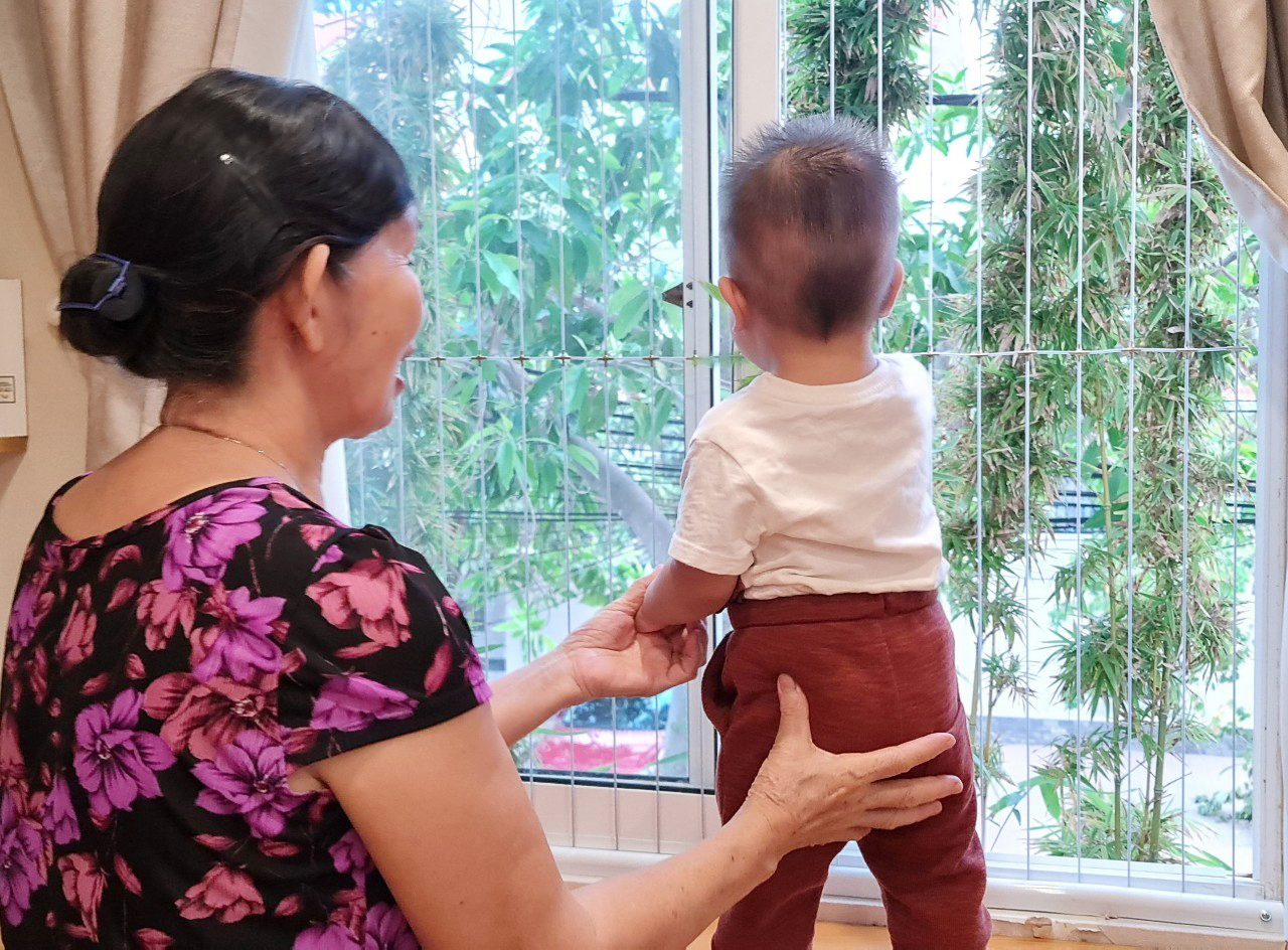 Cửa sổ có lưới bảo vệ là một trong những tiêu chí bắt buộc để xây dựng “ngôi nhà an toàn cho trẻ”.