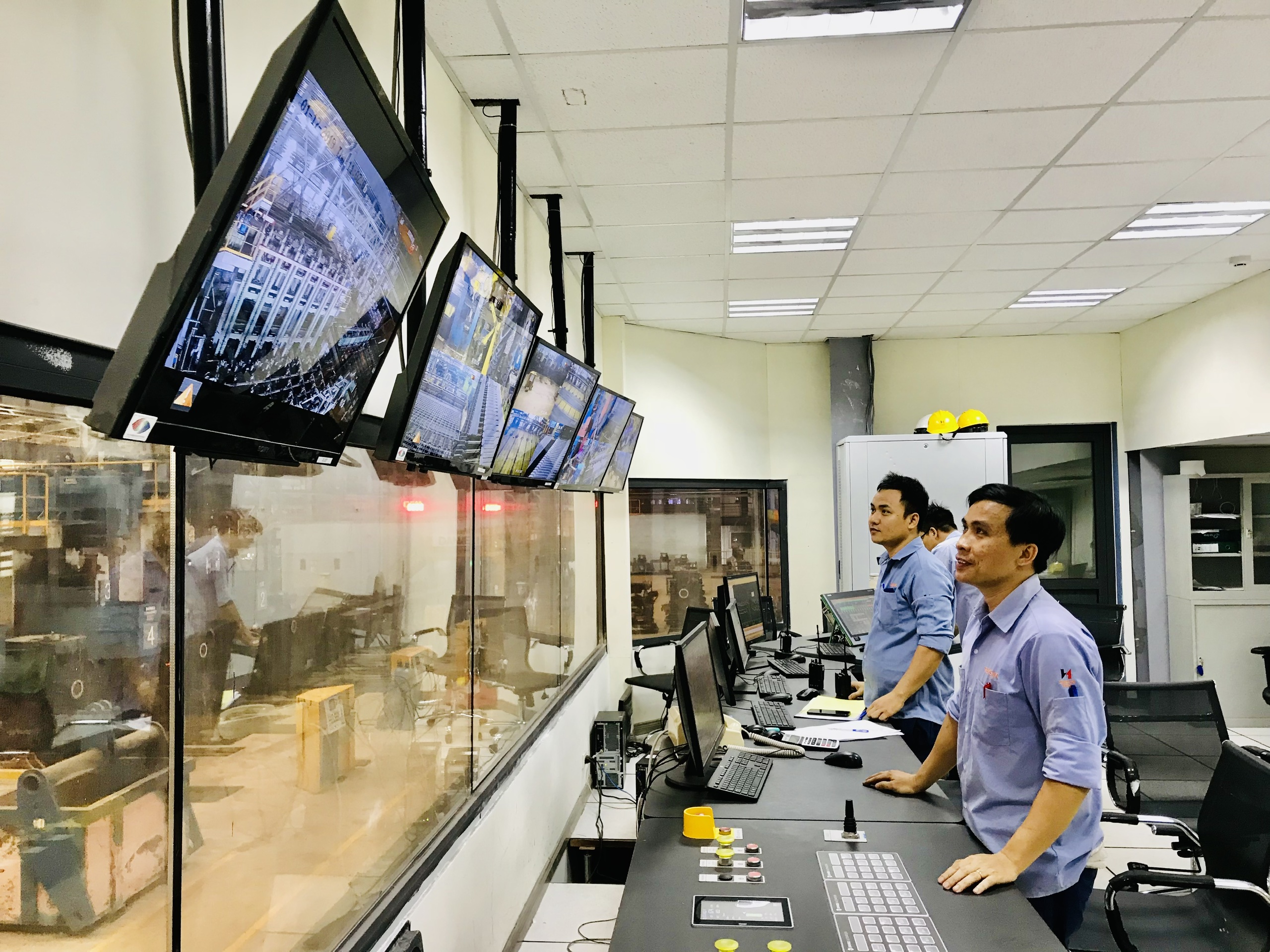 Chuyển đổi số sẽ giúp các DN tiếp cận thông tin một cách minh bạch. Trong ảnh: Theo dõi hệ thống sản xuất tự động tạo nhà máy thép Tung Ho (TX. Phú Mỹ).
